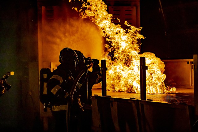 brandweer bestrijdt brand
