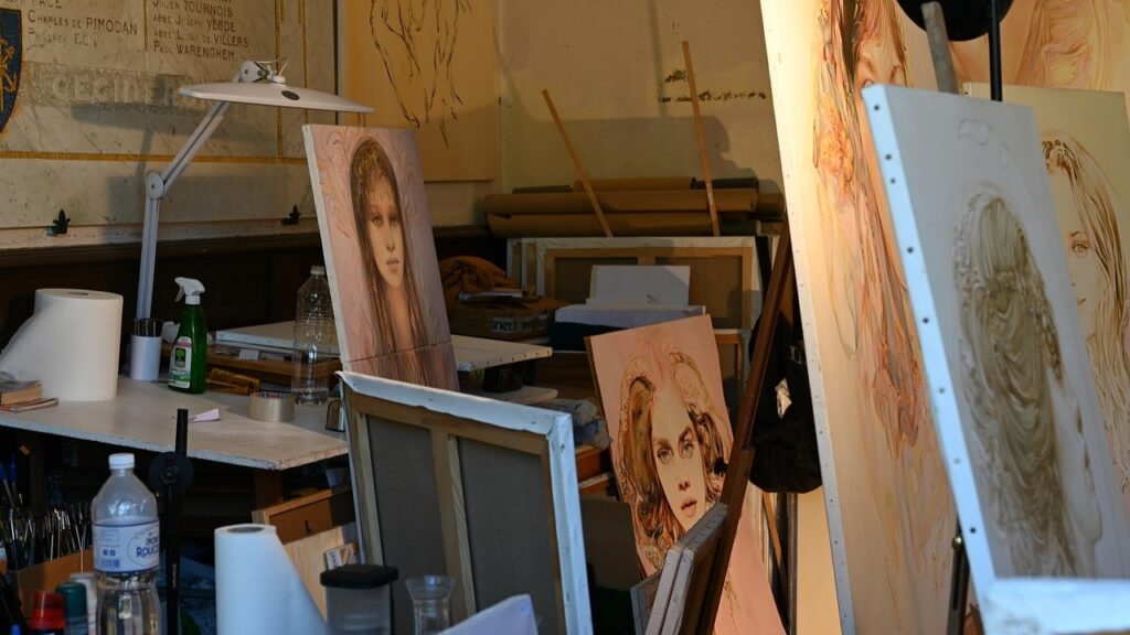 Lokale kunststudio vol portretten toont hoe online zichtbaarheid lokale makers helpt hun werk te delen.