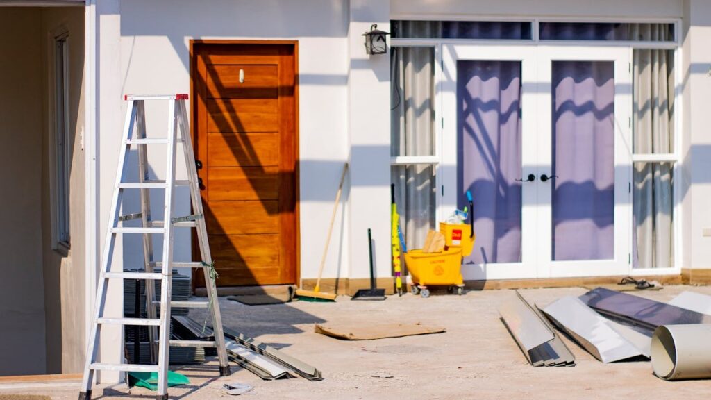 Woningrenovatie met ladder en materialen buiten door toenemende kosten woningonderhoud