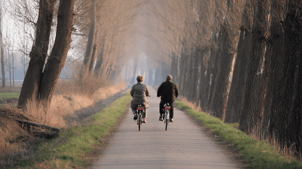 Een man en vrouw die samen fietsen