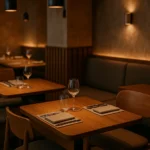 Maatwerk horeca interieur met warm houten meubilair en sfeervolle verlichting
